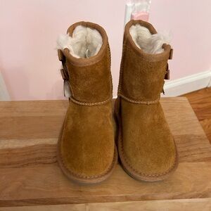 Adorable Chestnut Suede Koolaburra by Ugg Boots!